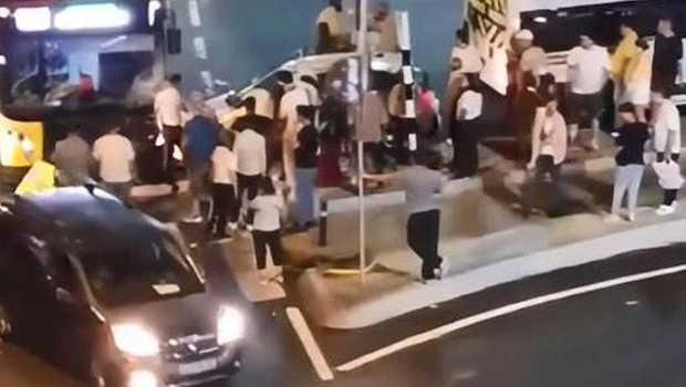 Kağıthane'de otomobil ile İETT otobüsü çarpıştı: Sıkışan bekçi itfaiye ekipleri tarafından kurtarıldı