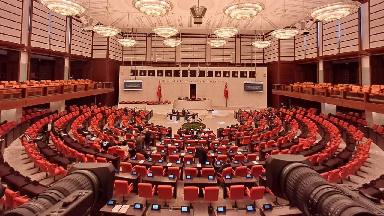 Meclis kürsüsünde grup başkanvekillerinden farklı gündemler