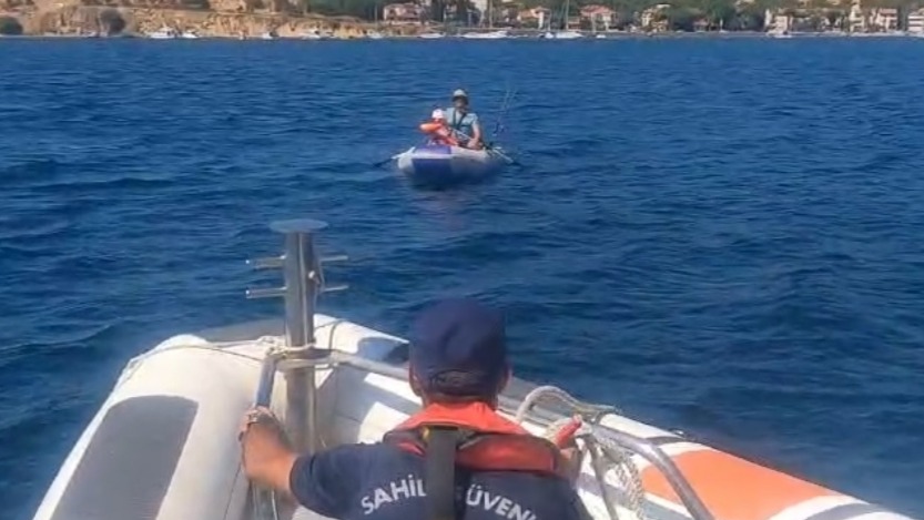 Foça'da şişme botla denize açılan baba ve oğlu, akıntıya kapılarak sürüklendi