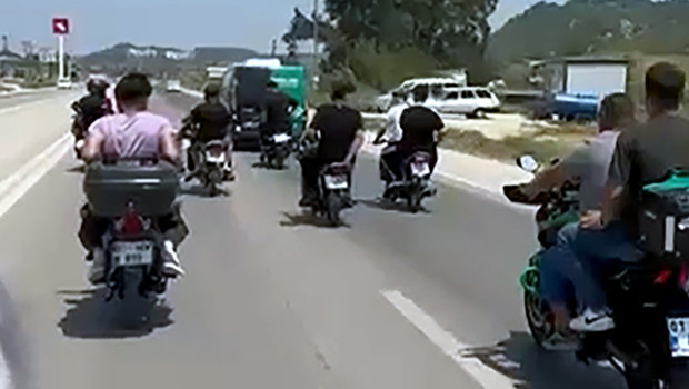Adana'da motosiklet kazasında hayatını kaybeden 17 yaşındaki Atakan, motosikletli konvoyla son yolculuğuna uğurlandı
