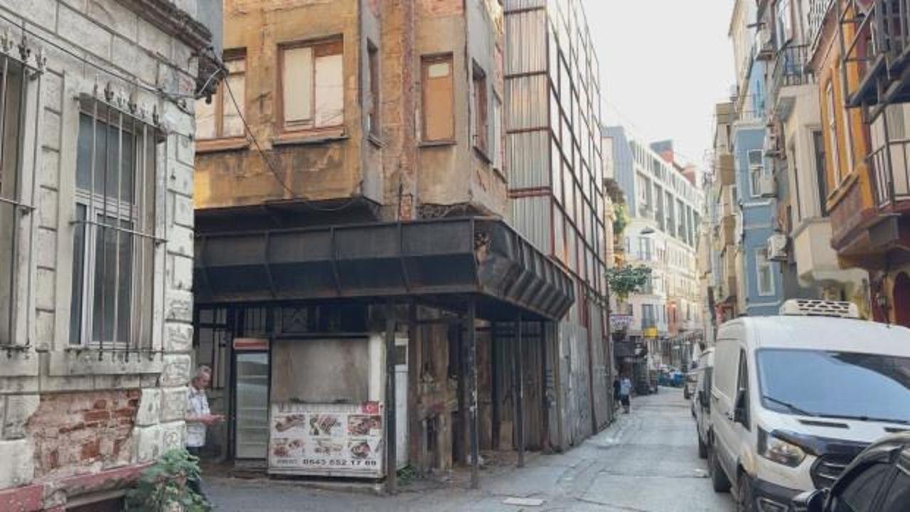 Beyoğlu'nda kan donduran cinayet: Komşusunu bıçakladı, 'kötü koku var' diye polisi aradı