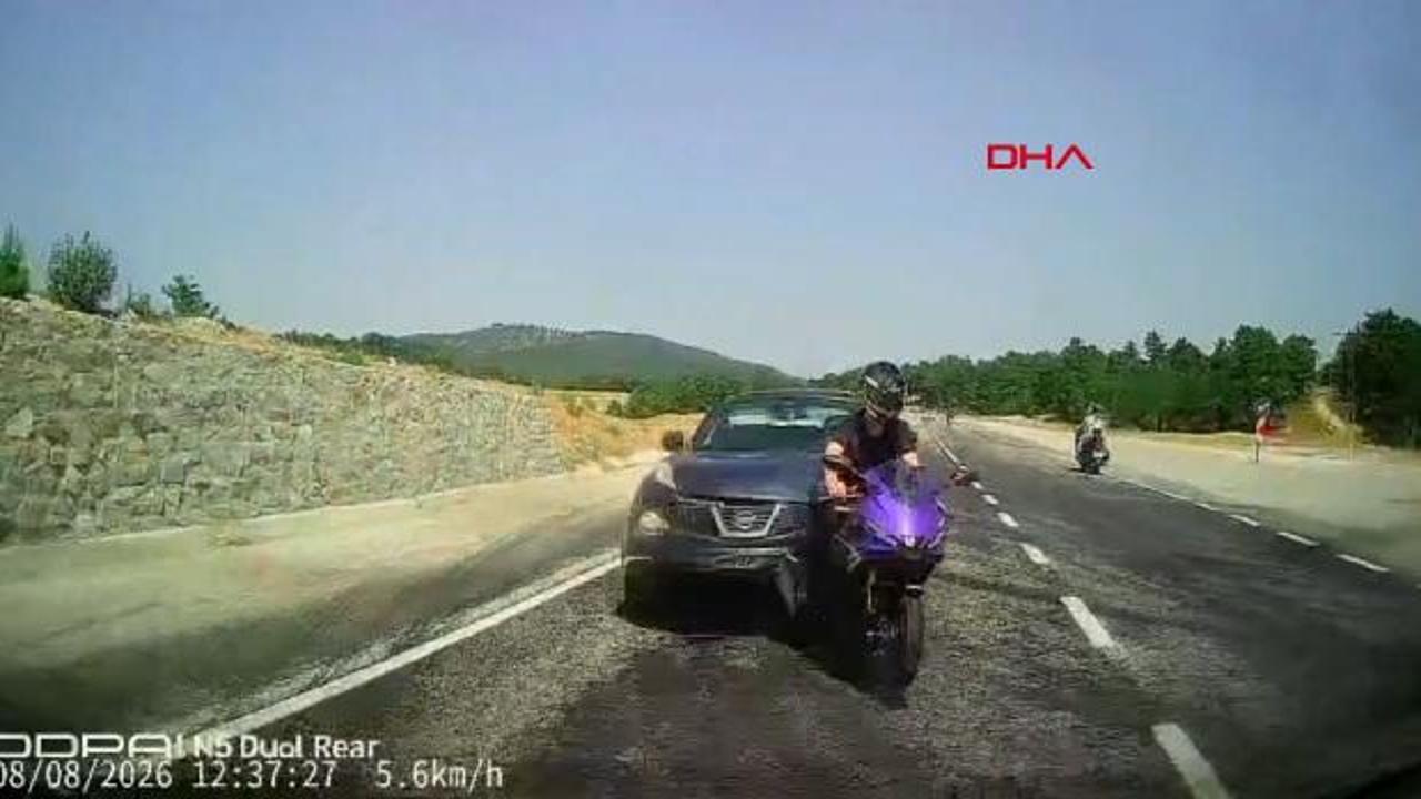 Kütahya'da motosiklet iki otomobil arasında ezildi: 4 yaralı