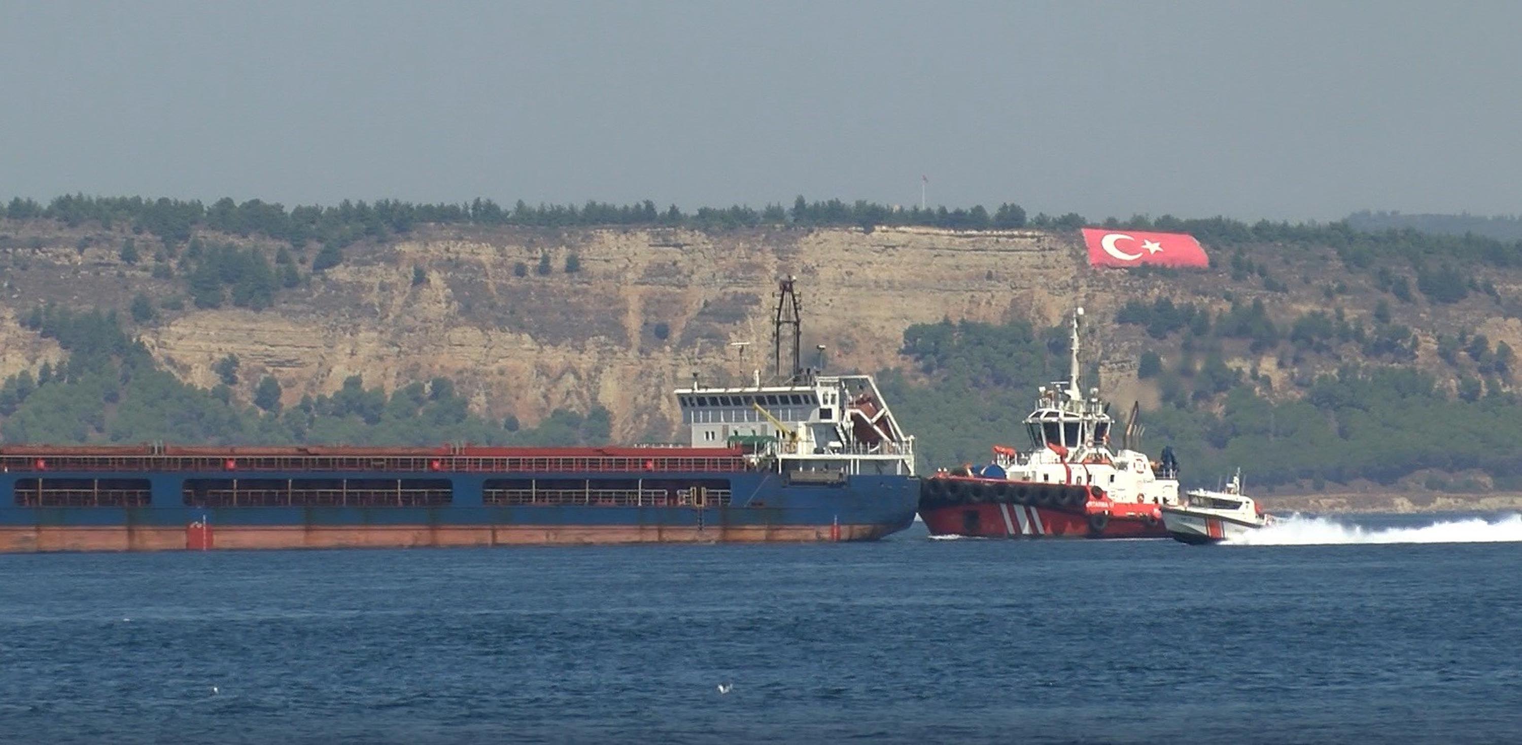 Çanakkale Boğazı'nda 142 metrelik kargo gemisi arıza yaptı: Römorkörler devreye girdi