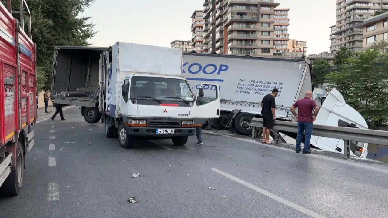 Esenler'de korkutan kaza: Kumaş yüklü TIR dere yatağına yuvarlandı