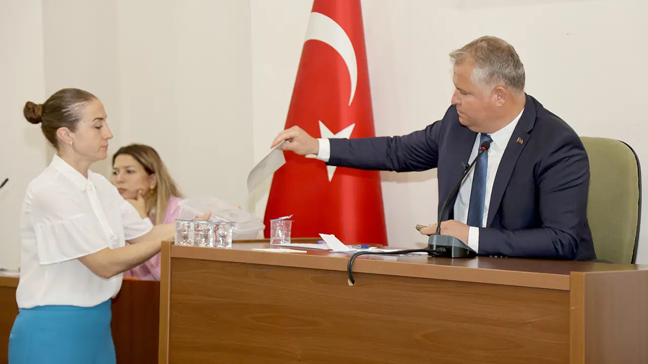 Urla'da CHP'den istifa eden meclis YENİ Parti çatısı altında ilk kez bir araya geldi