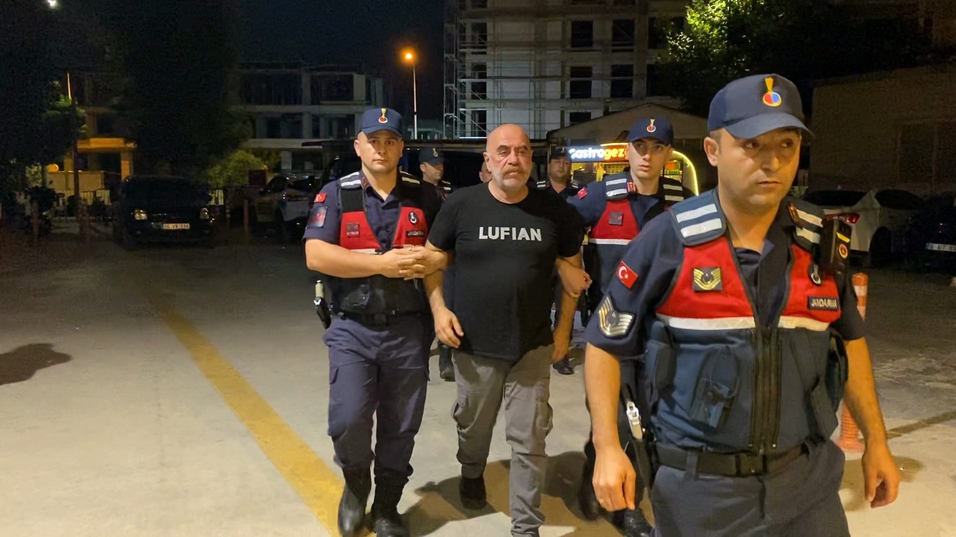Ünlü yönetmen Ezel Akay uyuşturucu operasyonunda gözaltına alındı