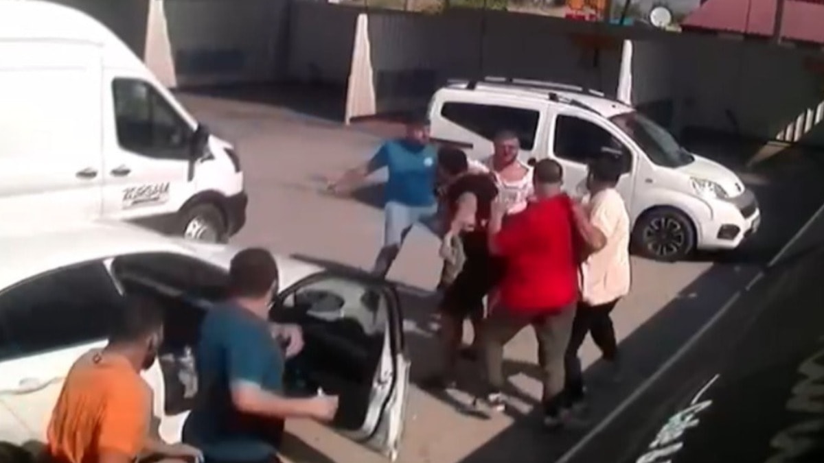 Başpehlivan güreş müsabakasına giderken benzin istasyonunda saldırıya uğradı