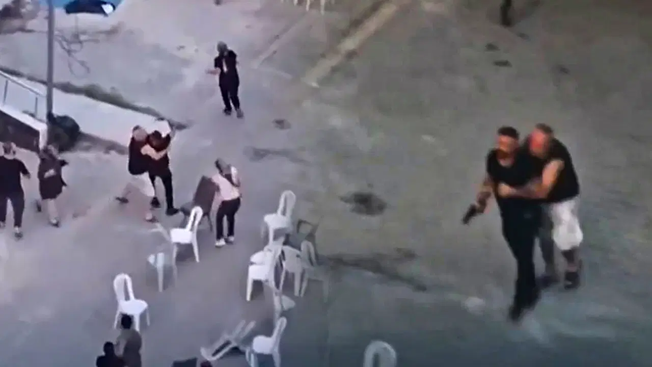 Adana'da taziye evinde silahlı dehşet: Husumetlilerini silahla kovalayan şahıs güçlükle sakinleştirildi