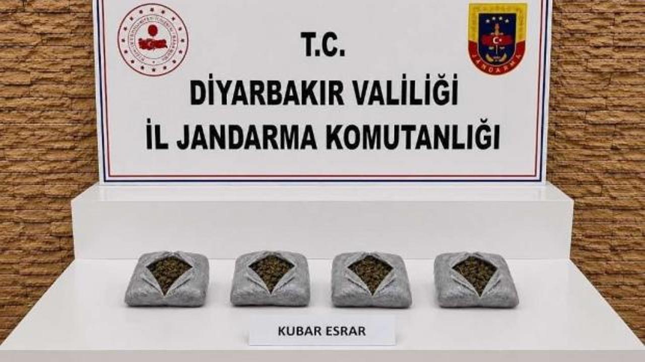 Diyarbakır'da jandarmadan uyuşturucu operasyonu: 2,2 kilo esrar ve 1091 hap ele geçirildi