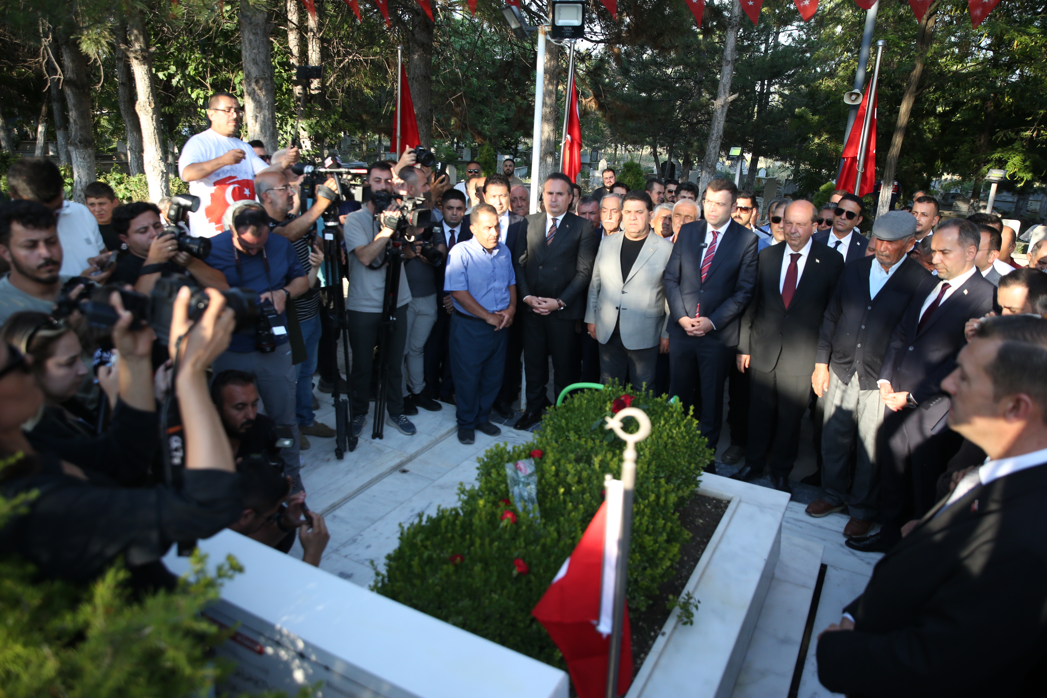 15 Temmuz şehidi Ömer Halisdemir, Niğde'deki kabri başında anıldı