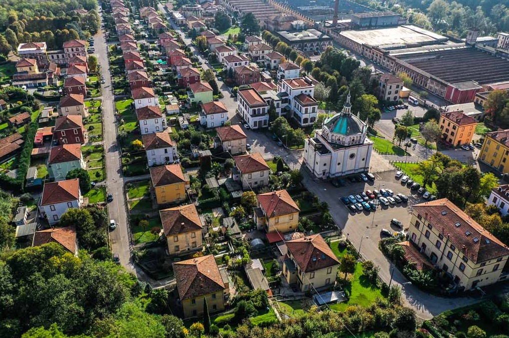 Fabrika kurmak için aldığı arazide koca bir şehir inşa etti