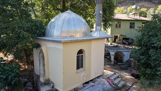 Mersin'de doğanın kucağındaki 9 metrekarelik cami dronla görüntülendi