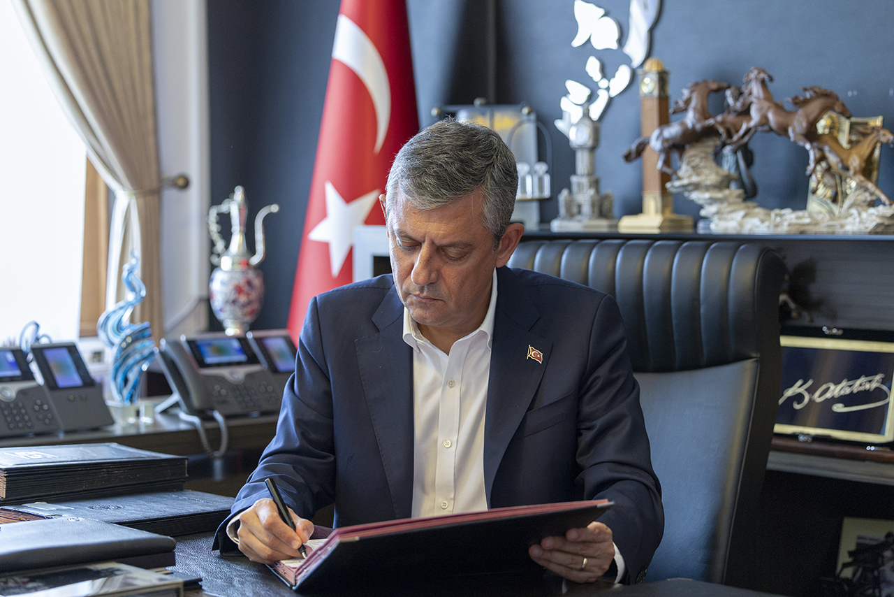Özgür Özel ve 90 milletvekili CHP'den istifa etti. Yeni Parti resmen kuruluyor