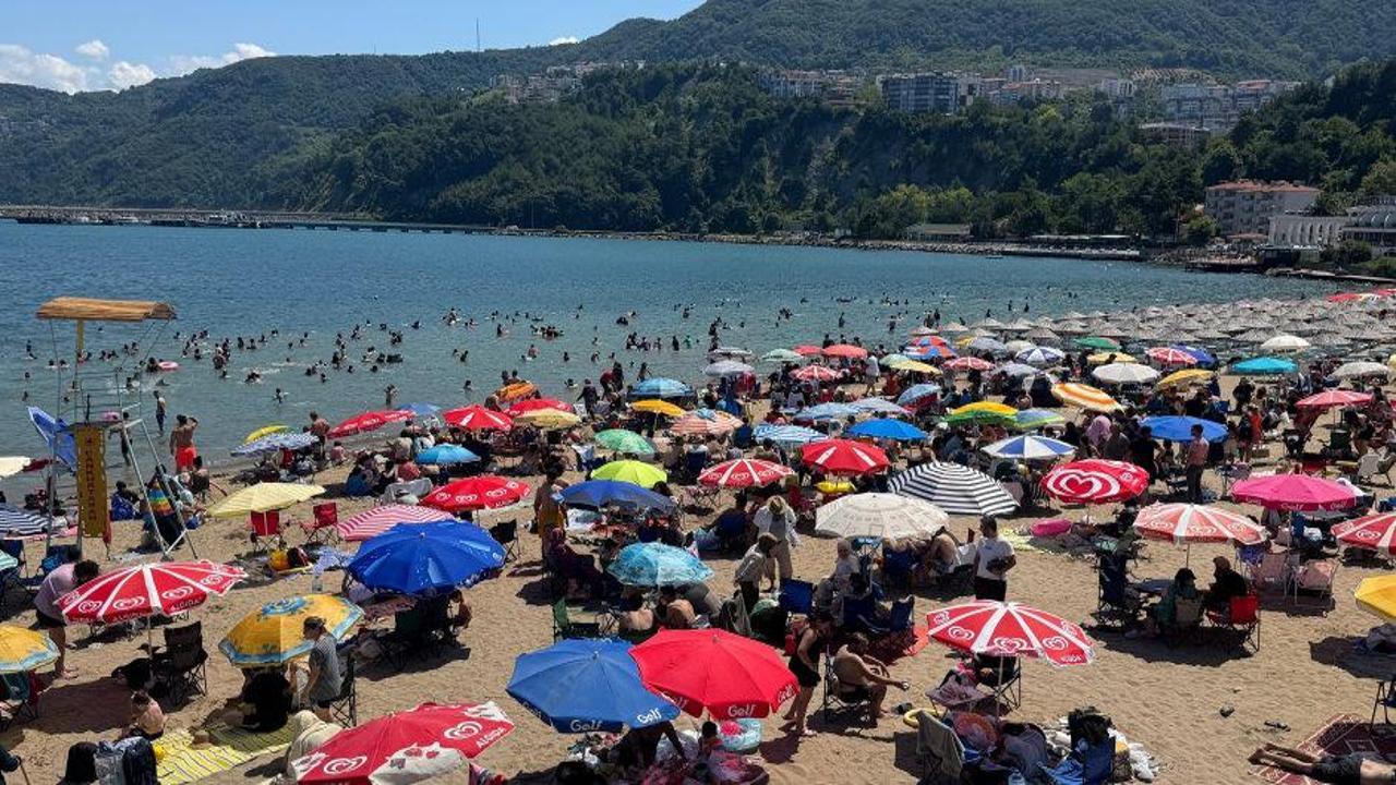 Amasra'nın sahilleri tatilci akınına uğradı: 'İğne atsan yere düşmez'