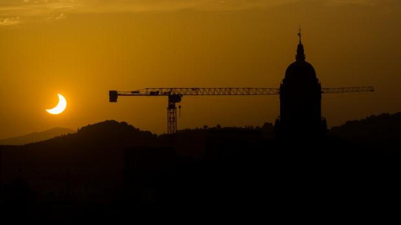 Avrupa'da 27 Yıl Aradan Sonra Yaşanan Güneş Tutulması Milyonları Bir Araya Getirdi