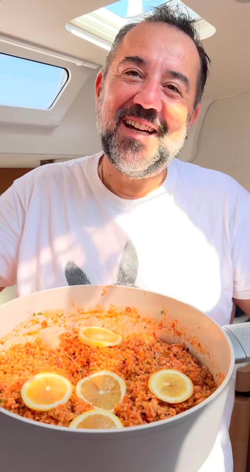 Ata Demirer'den ilginç tarif: Bulgur pilavına ahtapot ekledi
