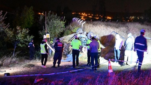 Kırıkkale'de feci kaza: Aydınlatma direğine çarpan otomobil takla attı, 1 kişi hayatını kaybetti