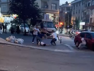 Gaziosmanpaşa'da yol ortasında kanlı kavga: Kalabalık grup bir kişiyi yerde tekmeledi