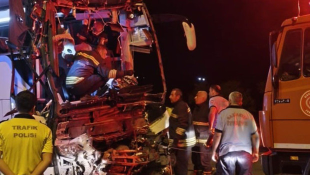 Gaziantep'te feci kaza: Yolcu otobüsü tıra çarptı, 2 kişi can verdi