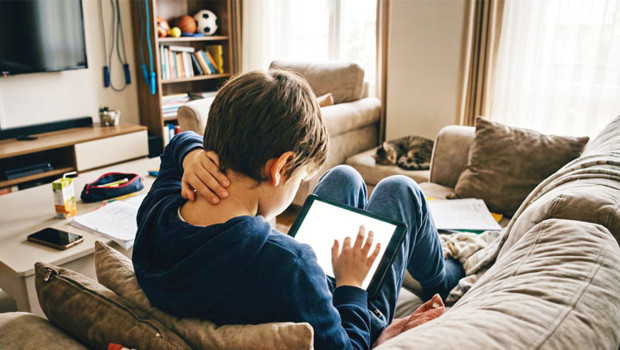 Uzmanlar uyardı: Tablet ve telefon bağımlılığı çocuklarda erken yaşta boyun düzleşmesine yol açıyor