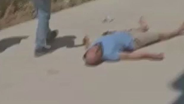Aksaray'da cam silerken dengesini kaybeden adam beton zemine düştü