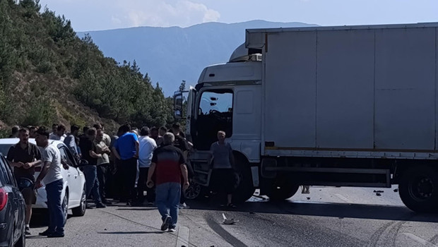 Bursa'da feci kaza: Kamyonun çarptığı otomobilde can pazarı