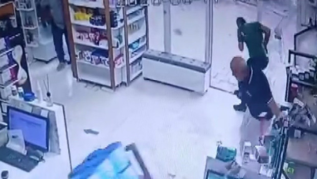 Malatya'da fırtına dehşeti: Eczanenin camları şiddetli rüzgarla patladı