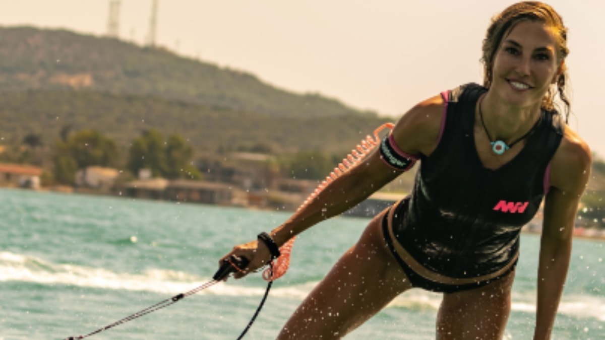 Çağla Şıkel yeni hobisiyle dikkat çekti: Jetsurf pozları sosyal medyayı salladı