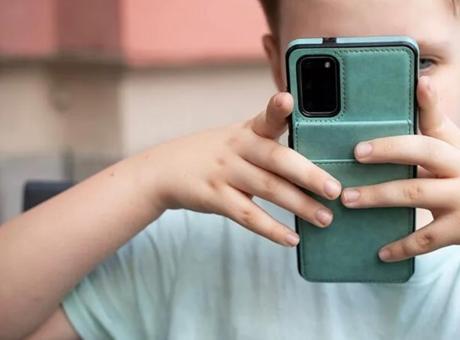 Çekya'da okullarda cep telefonu devri kapanıyor: Tüm eğitim kademelerinde yasak geliyor