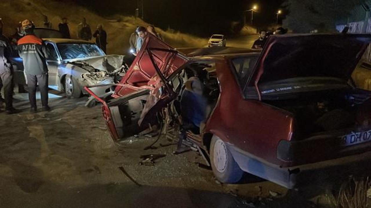 Sivas'ta feci kaza: İki otomobil kafa kafaya çarpıştı, çok sayıda kişi yaralandı