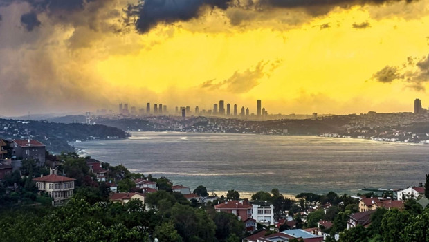 İstanbul'da Fırtına Hayatı Felç Etti: Birçok İçede Ağaçlar Devrildi, Ulaşım Aksadı