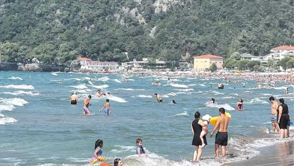 Bartın'da fırtına alarmı: Sahiller kapatıldı, 10 kişi boğulmaktan kurtarıldı