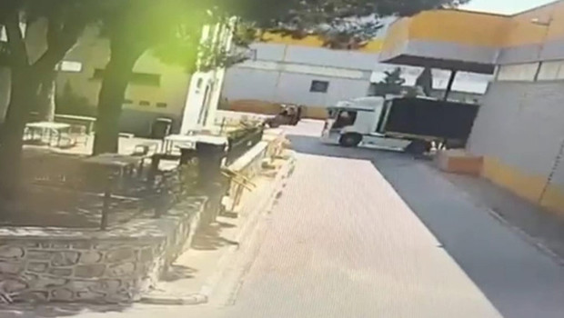 İzmir'de forklift kazası: TIR'la çarpışan kadın sürücü hayatını kaybetti