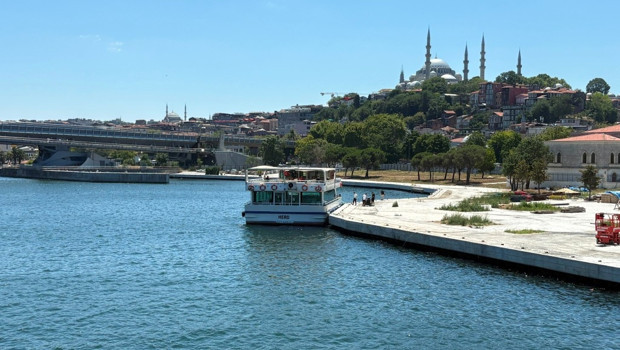 Haliç’te korkutan kaza: Tur teknesi köprü ayağına çarptı, bir personel denize düştü
