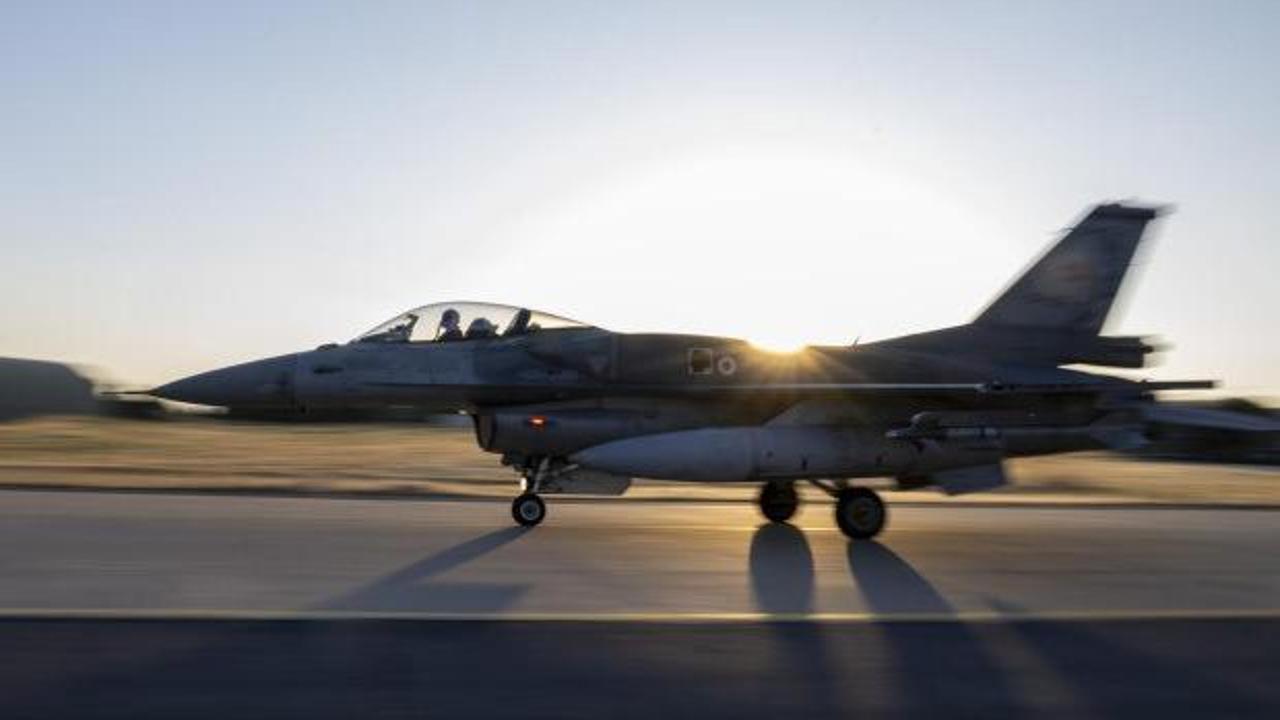 Türk savaş uçakları NATO görevi için Romanya hava sahasında