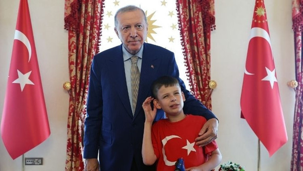 Erdoğan, İngiltere'deki 'Nefret Etme, Kek Yap' kampanyasıyla tanınan otizmli Joshua Harris'i Dolmabahçe'de ağırladı