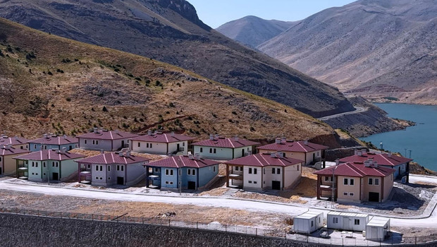 Bakan Kurum, Adıyaman'da inşa edilen köy evlerini paylaştı