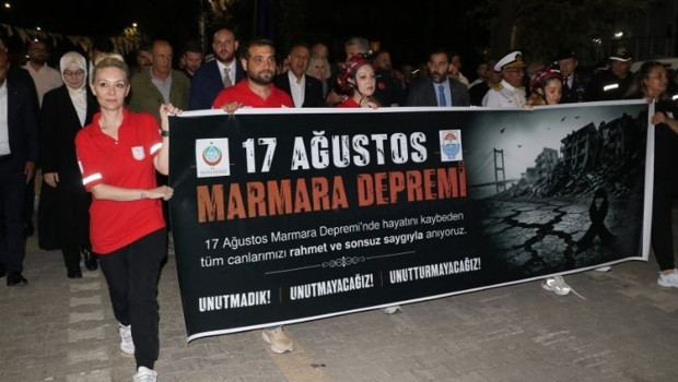 Türkiye 17 Ağustos'u unutmadı: 27 yıl önceki Marmara Depremi'nin acısı yüreklerde tazeliğini koruyor