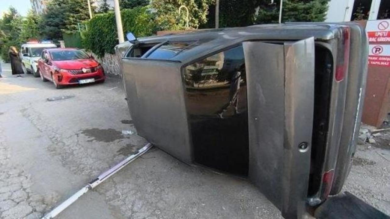 Elazığ'da kontrolü kaybeden otomobil site tabelasına çarptı: 1 kişi yaralandı