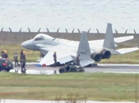 Japonya'da F-15 savaş uçağı pistte yan yattı: Facianın eşiğinden dönüldü