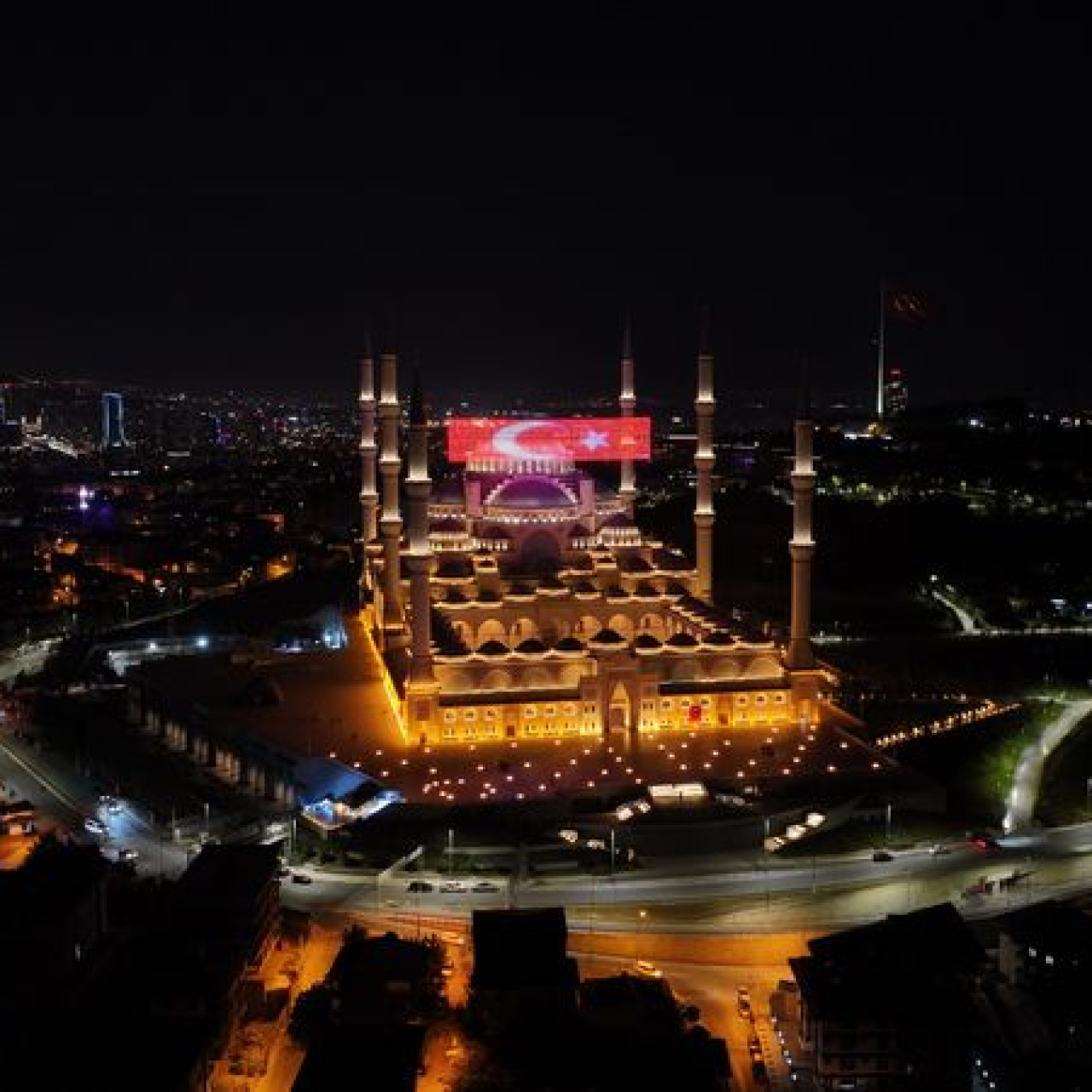 15 Temmuz'un yıl dönümünde camilerden sela yükseldi