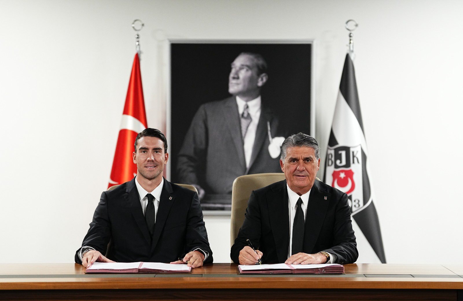 Vlahovic'ten Juventus'a 3 yıllık imza: Yeni maaşı netleşti