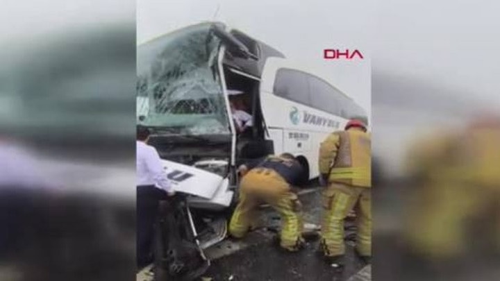 Arnavutköy'de yolcu otobüsü İETT aracına çarptı