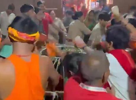 Hindistan'da tapınakta feci izdiham: 7 kişi hayatını kaybetti