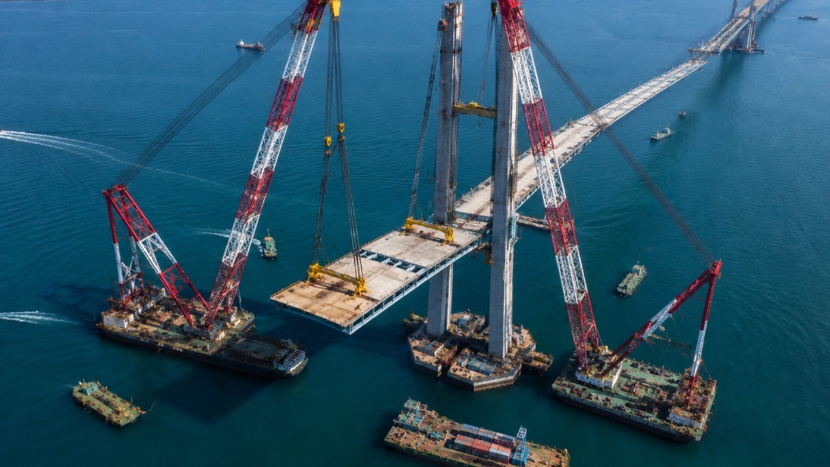 2 bin tonluk çelik bloklar tek tek yerleştirildi: Ortasında hızlı tren, iki yanında otoyol geçecek