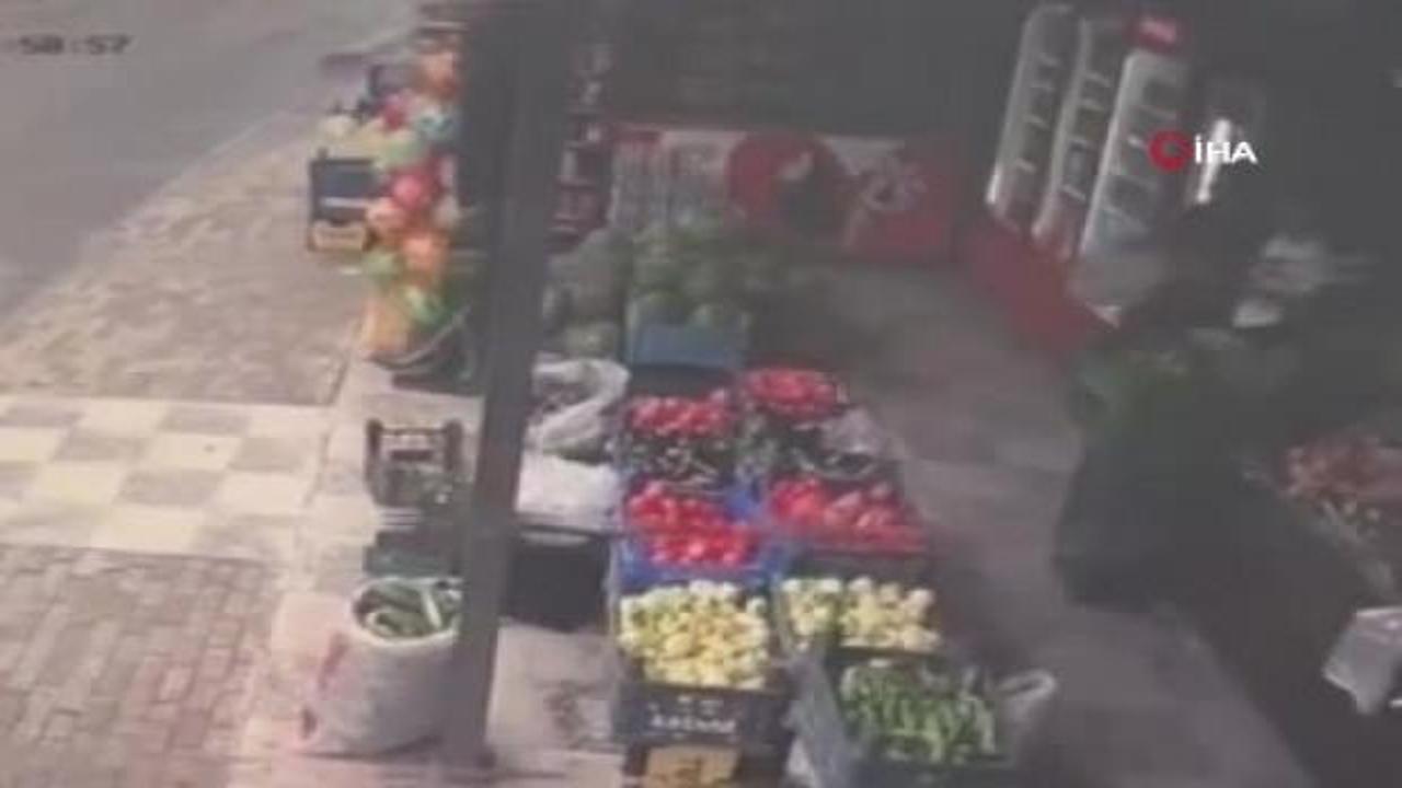 Elazığ'da kontrolden çıkan minibüs evin bahçesine uçtu