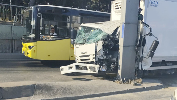 Bahçelievler'de feci kaza: Kamyonet yön direğine çarptı, sürücü araçta sıkıştı