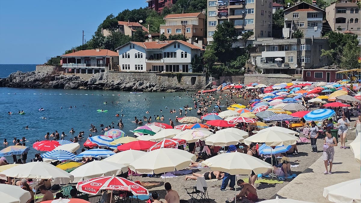 Sahil adeta doldu taştı: Yüzlerce kişi aynı anda kıyıya akın etti