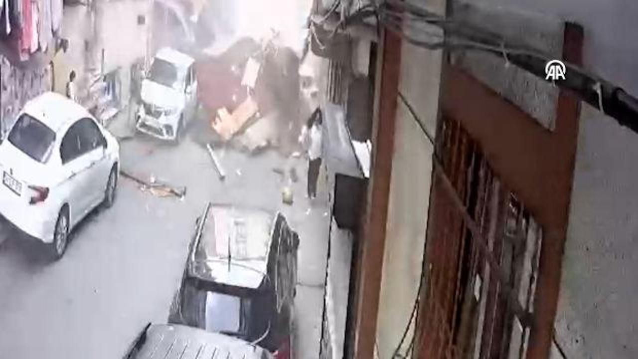 Esenler'de çatı fırtınası: Sokakta oynayan çocuklar son anda kurtuldu