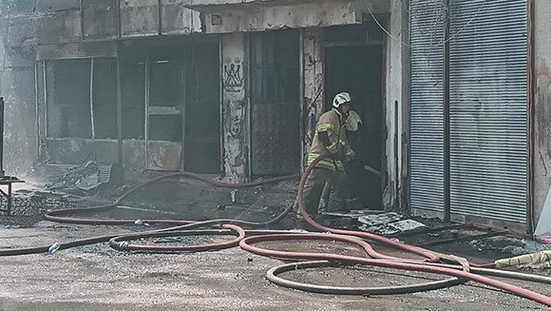 İzmir Buca'da sünger deposunda alevler yükseldi: Ekipler seferber oldu